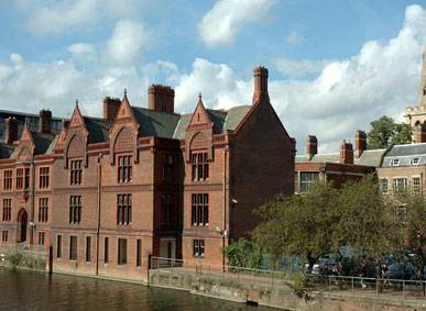 Parcel shipping to India from Bedford 